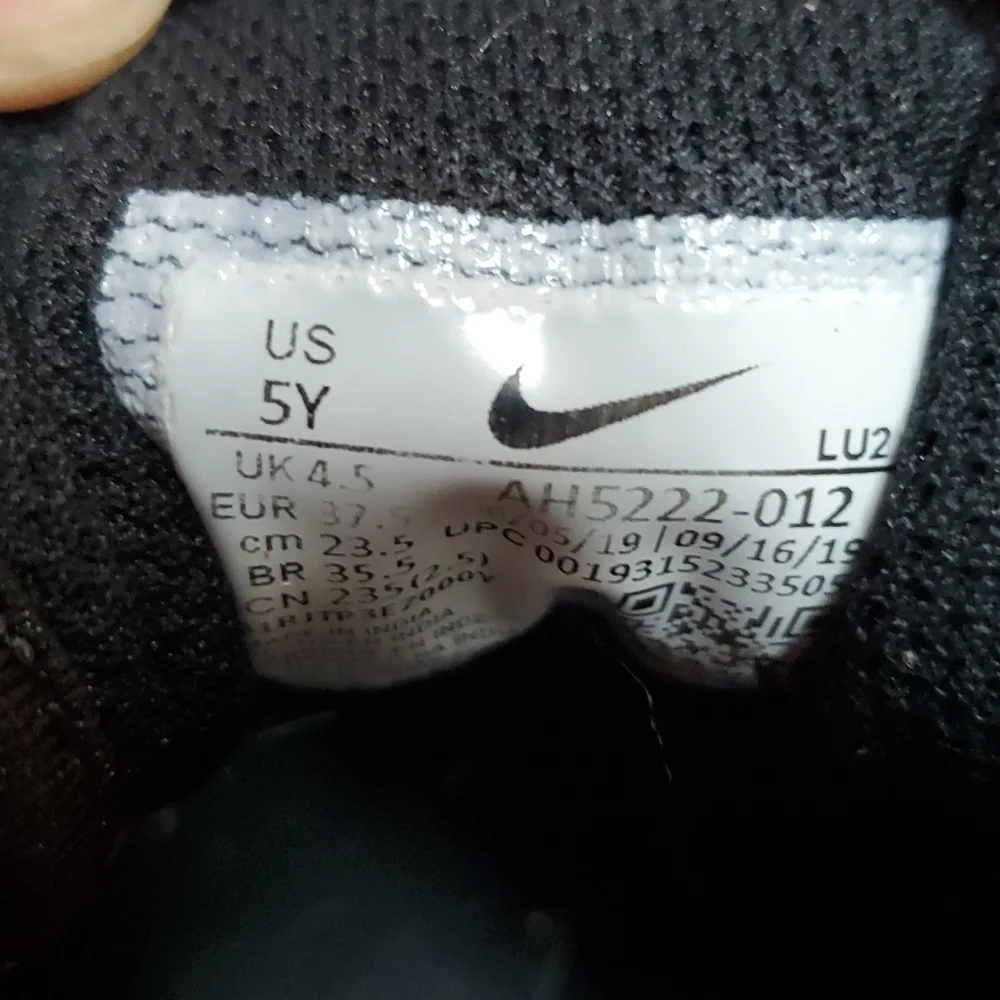 Nike Boys shoes Air Max Axis size 5Y shoe sneakers